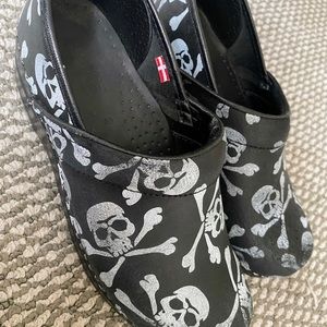 Sanita Skull & Crossbones Clogs